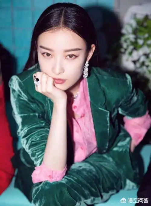 倪妮算是女星中妩媚性感的代言词,很大程度上得益于她的一双桃花眼