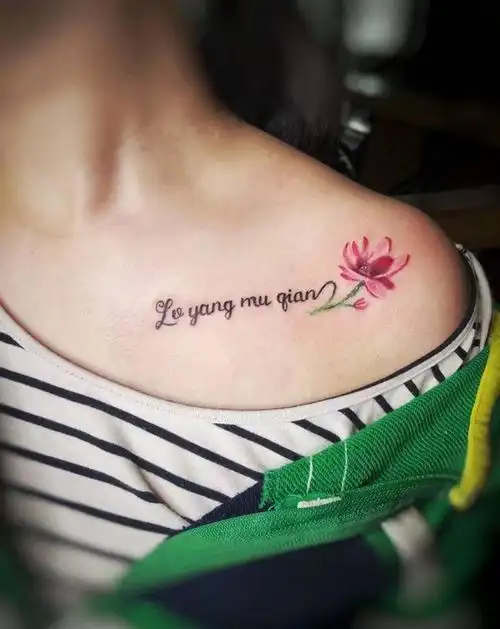 锁骨小花来一个呦纹身图片_胸部肩部纹身图案