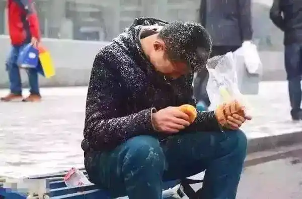 漫天大雪里面,一个男人低着头默默哭了起来.