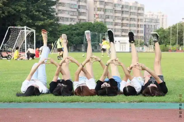 人多势众就是要趣味摆拍,通过魔性重复一个姿势产生强烈的冲击力,满满