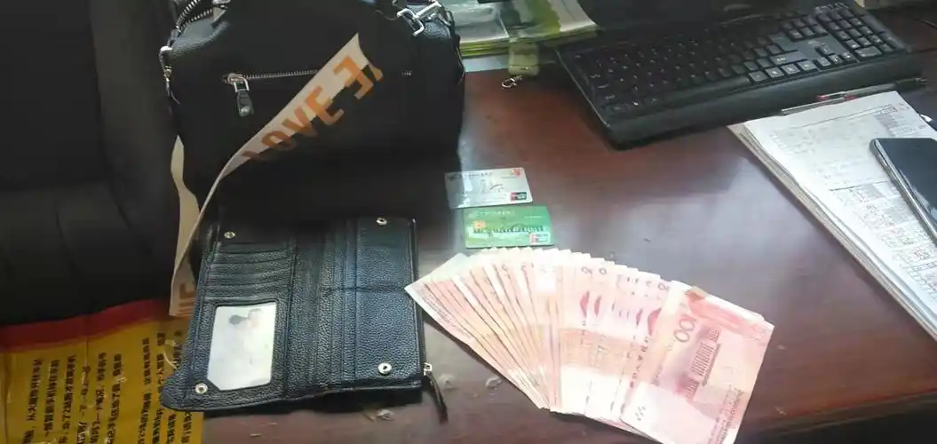 三千元现金完璧归赵乘客大赞公交人拾金不昧