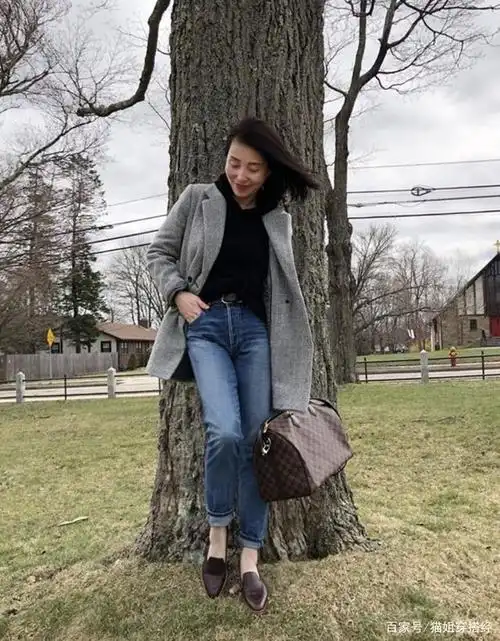 40岁50岁的女人,大衣尽量不要选黑色和灰色,其实这些更有气质