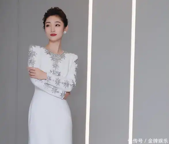 今年春晚主持人马凡舒简历