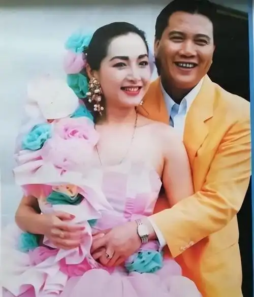 从江湖大哥到无人问津,曾红过刘德华的万梓良,晚年沦落酒吧卖唱