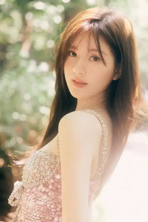 #赵露思亮片吊带抹胸裙##赵露思衣服好闪#