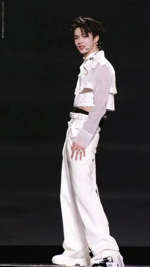 长腿和帅气脸蛋的拥有者超绝bg感刘耀文状态这么好的演员真的很适合