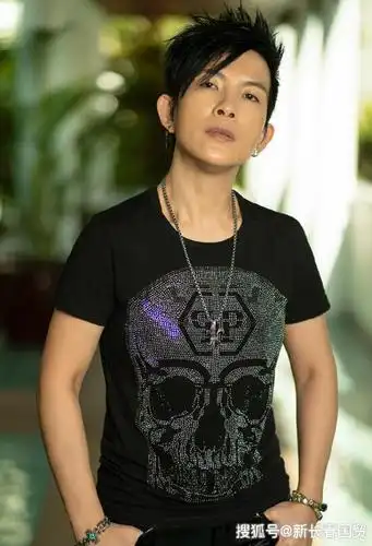 还记得演唱《我想有个家》的潘美辰吗?如今50岁中性风格依旧如故