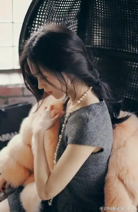 害羞腼腆的极品性感嫩模美女妩媚动人极致诱惑人体模特图片下载