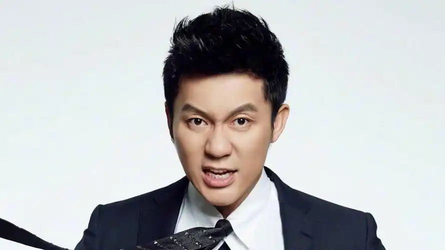 李晨神隐多月后高调现身,身形消瘦脸色疲惫惹人疼!