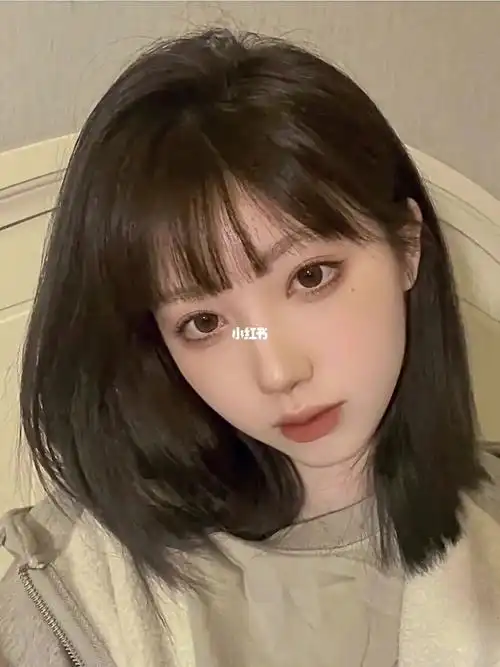 空气刘海锁骨发很适合高额头圆脸女生