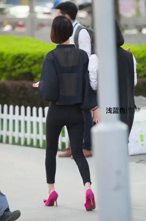 街拍黑色紧身裤紧绷挺翘齐耳短发美女【23p】