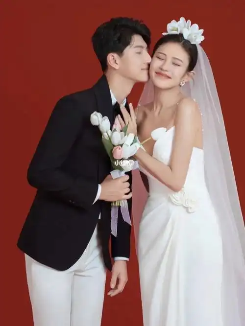 室内红色背景轻复古婚纱照