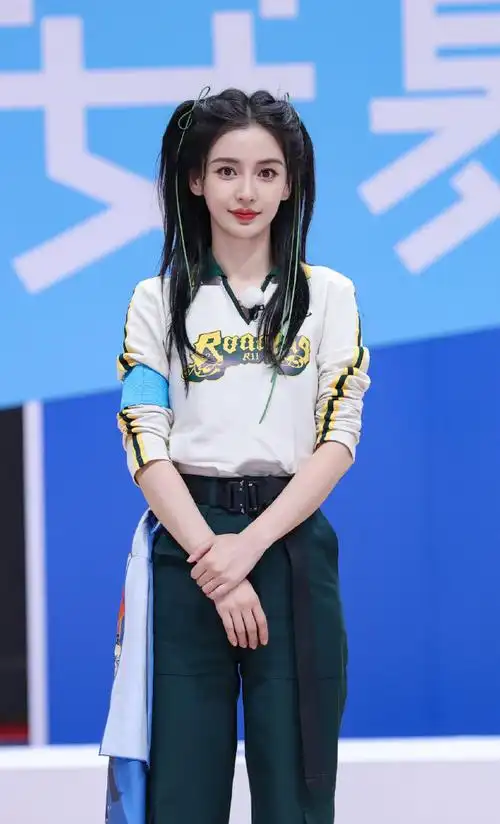 angelababy绑带双马尾造型好漂亮好可爱哦实名羡慕baby的小蛮腰和大