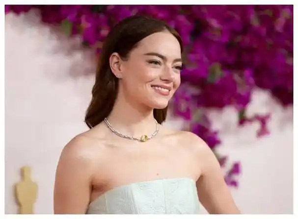 就是说,这位石头姐在登台领奖的时候,那一身lv专属