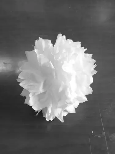 汽车九队职工为遇难同胞制作了小白花,小小白花寄托了对逝者的思念.