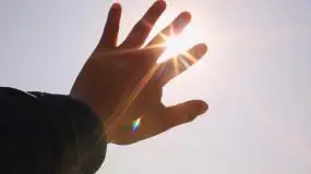 手,手遮阳光,指缝光线,张开手掌视频素材