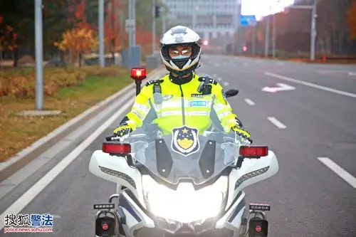 超帅登场!北京新一批铁骑交警身着新式警用骑行服上岗执勤