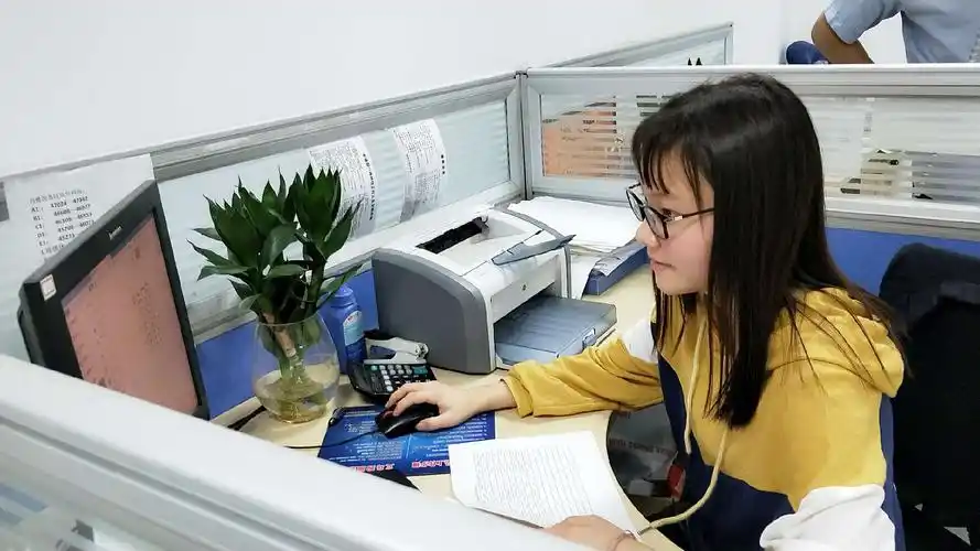 组员在认真学习电脑上的工作