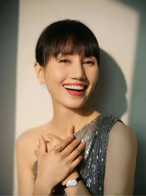 袁泉46岁依旧魅力四溢,素颜穿卫衣 牛仔裤展现超模气质!