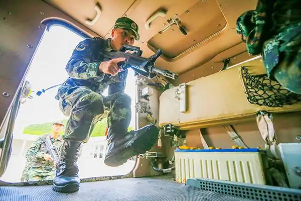 顶着近40摄氏度的地表温度武警防暴装甲车中队官兵坚持训练