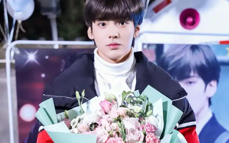 毕雯珺2018112010分钟毕雯珺生日剧组应援饭拍