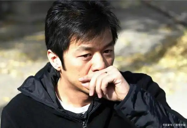 李亚鹏新年温馨家庭秀:单车载妻女上演搭讪戏码