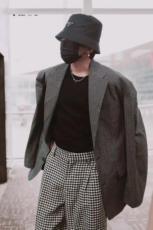 蔡徐坤今日机场饭拍超模既视感把机场走出了秀场的感觉