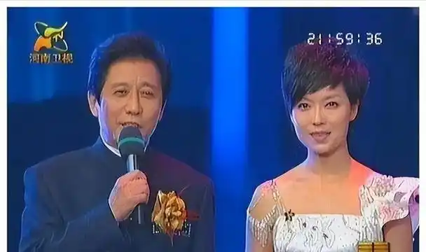 庞晓戈和第一任老公离婚,如今退出梨园春,她把青春都留在了舞台