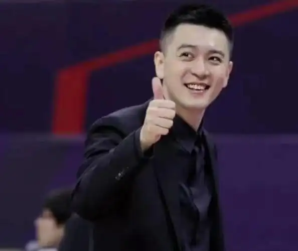 帅气篮球教练杨鸣陷入漩涡妻子发16字动态令人遐想网友炸锅