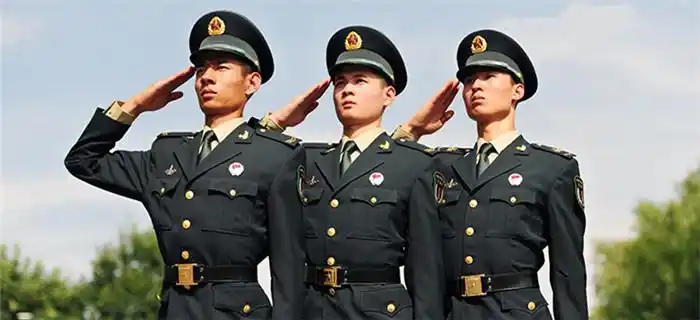 我们一起来看看军改一年间火箭军军服的变化