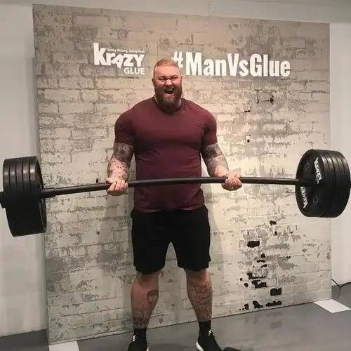 原创501公斤冰岛大力士刷新世界硬拉吉尼斯纪录还要跨界打拳击赛