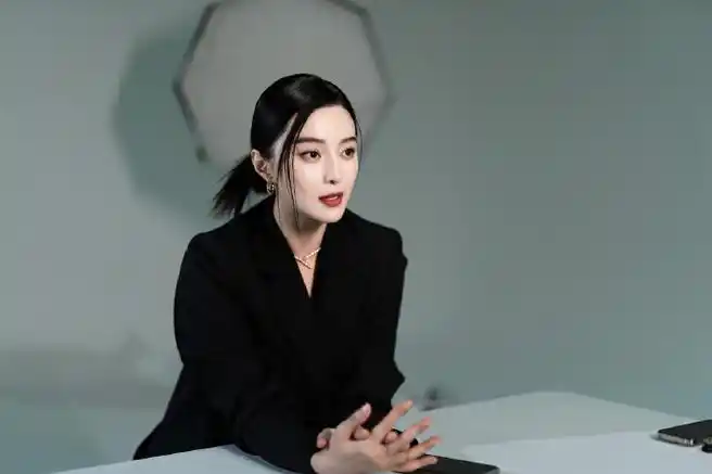 在《esquire》的镜头下,@范冰冰将飒爽无畏的个人风格表露无遗