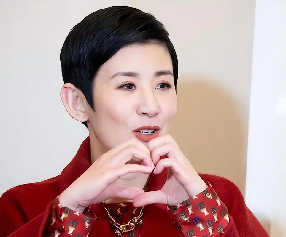 吴君如是香港知名喜剧演员,参演过《刀马旦》,主演过《金鸡》,在