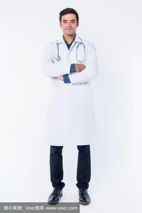全身照片的年轻波斯男子医生与双臂交叉