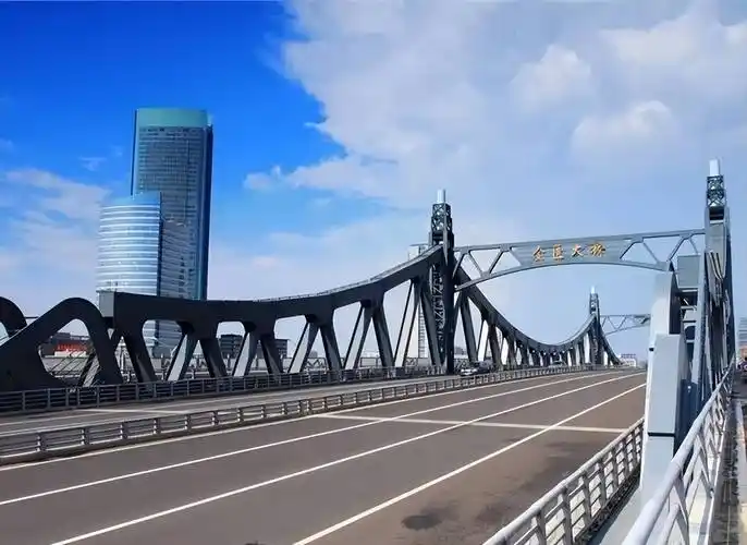 岸上高楼大厦耸立;一面是锡山大桥,岸上锡山,惠山一览无余,河中船舶南