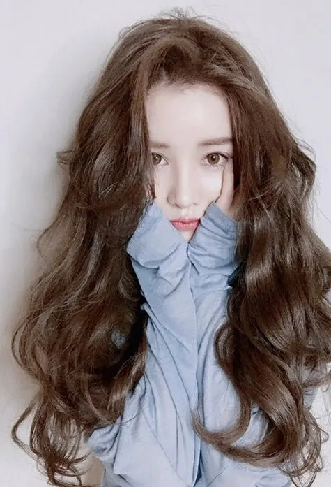 女生卷烫长头发造型 修饰脸型关键成败是卷烫发一字肩的女生中长卷发