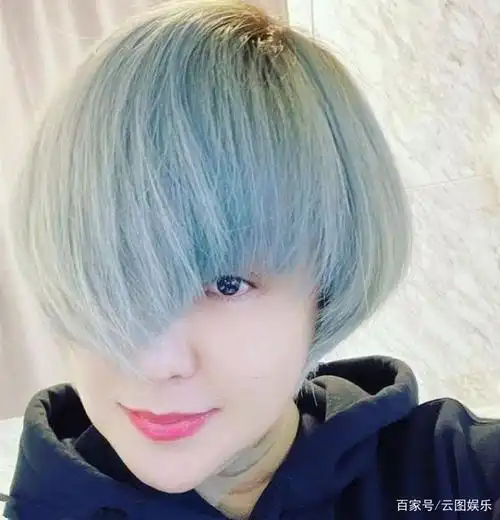 56岁陈慧娴近照红唇蓝发遮眼造型前卫已录制新专辑即将复出