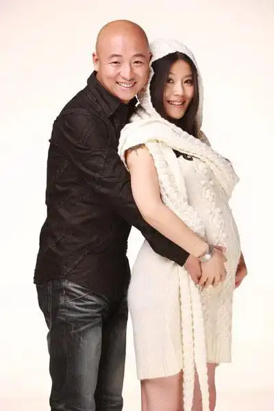 曝周晓鸥与妻子离婚一家三口昔日温馨照曝光组图