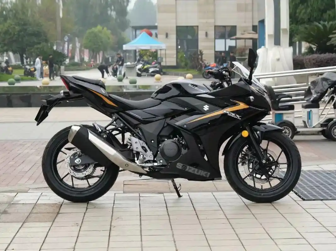 铃木gsx250r,保值神车 仿赛类跑车更满足年轻人的激情与玩乐,其关注度