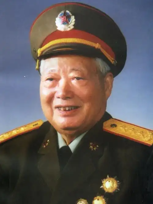 海南岛战役胜利后,40军团以上干部合影 原沈阳军区,北京军区政委,时任