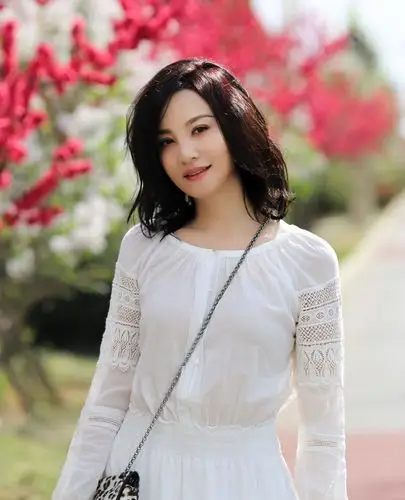 嫩出水!陶红街拍变身阳光少女