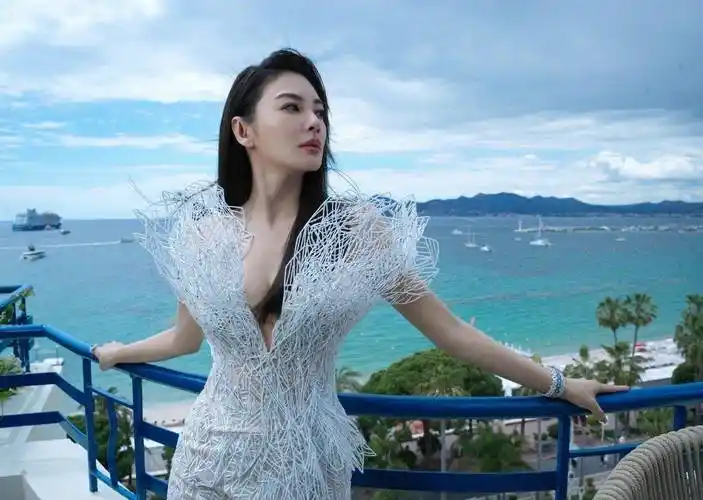 戛纳红毯上,张雨绮造型性感火辣,仙气十足!_颜色_白色_高定