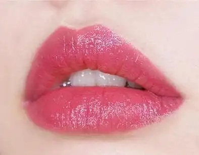 一个水润饱满的嘴唇是不是很想亲一口呢?