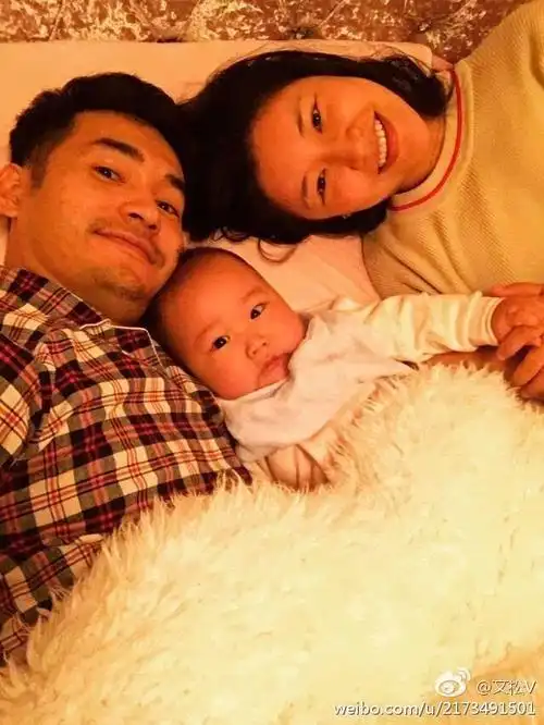 33岁文松全家近照,儿子可爱老婆漂亮现实爷们!