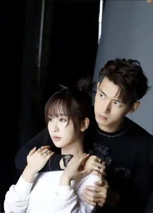 杨紫李现余后撒糖登杂志,杨紫表情撞脸《沉默的证人》_海报_眼神_热度