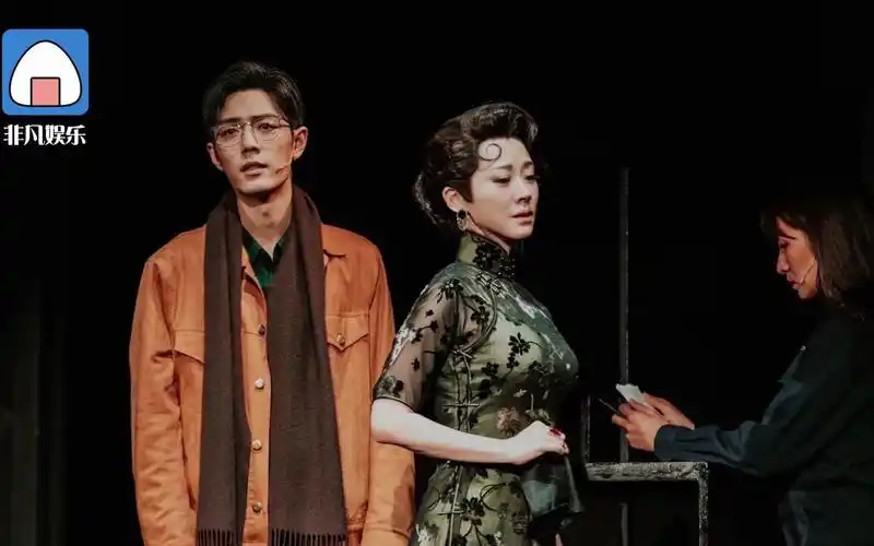 肖战参演的话剧《如梦之梦》武汉首演 门外摆放众多祝演鲜花