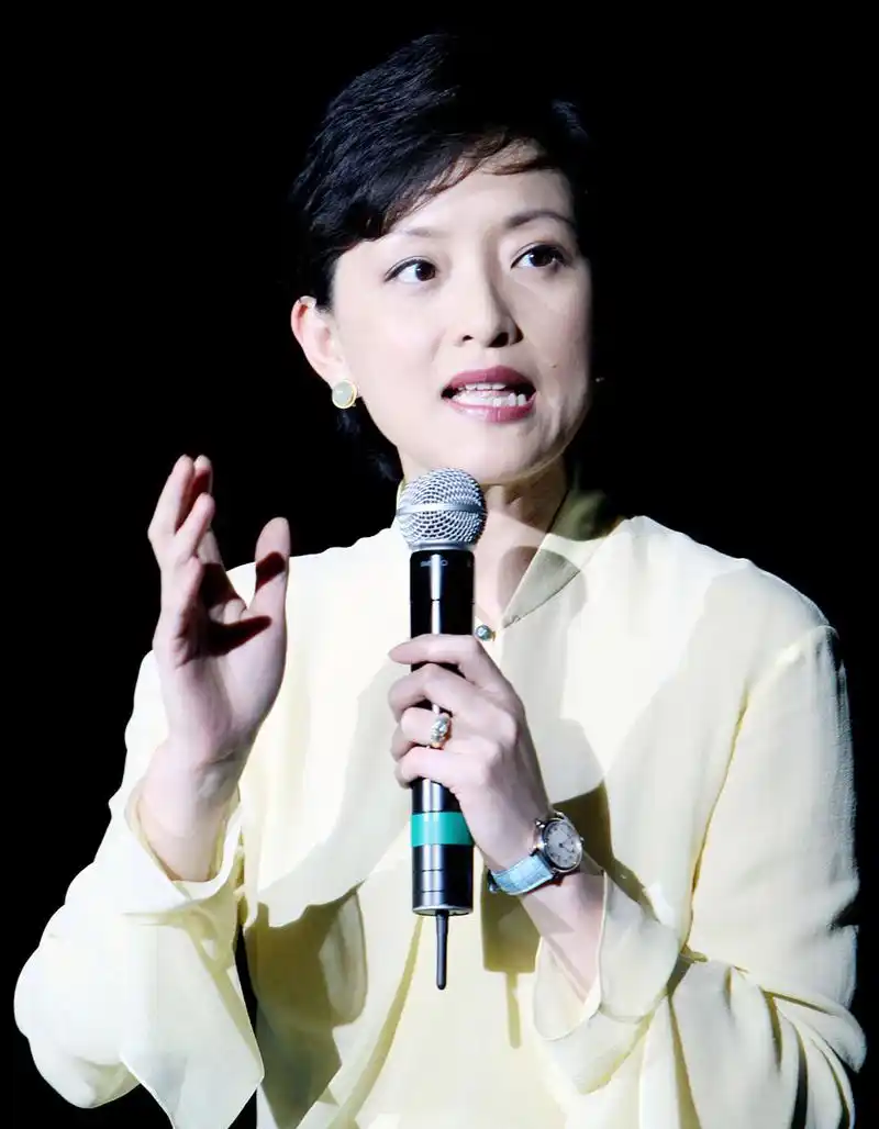 杨澜说:"婚姻可以图男人有钱,有权,有潜力,千万别只图他对你好.