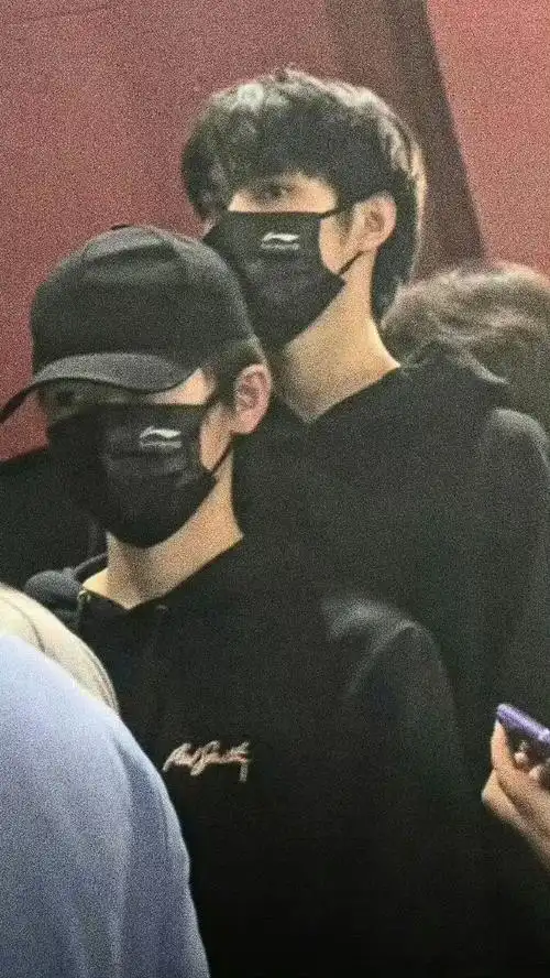 宋亚轩刘耀文一起逛超市