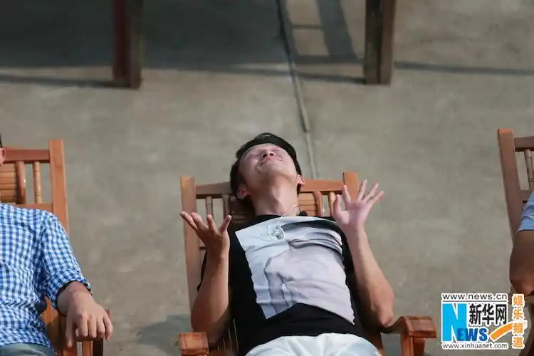 王宝强被挠脚心表情销魂 刘烨挑兰花指爆笑