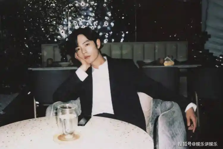 肖战顾魏拍立得相片流出无修无滤镜颜值真是太能打了